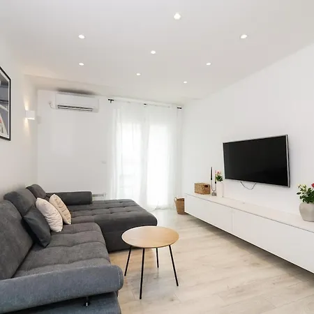 Two Bedroom Near Lidl 아파트