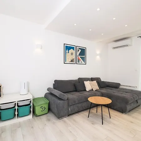 Two Bedroom Near Lidl 아파트 자다르