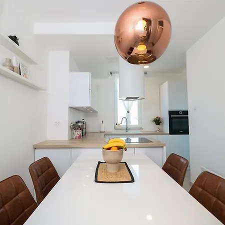 아파트 Two Bedroom Near Lidl 자다르