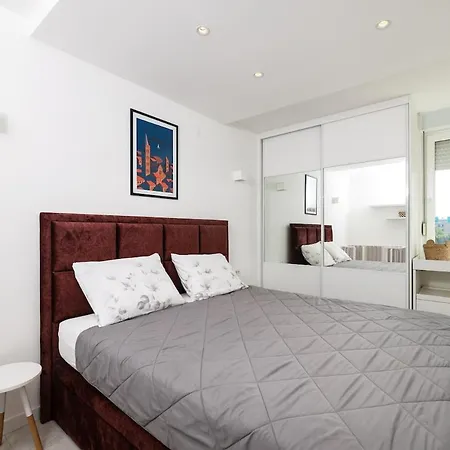 Two Bedroom Near Lidl 자다르